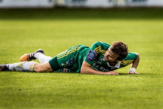 Ljungskiles Aleksandar Kitic liggandes på planen