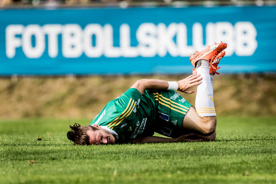 Ljungskiles Jonas Lindberg liggandes på planen