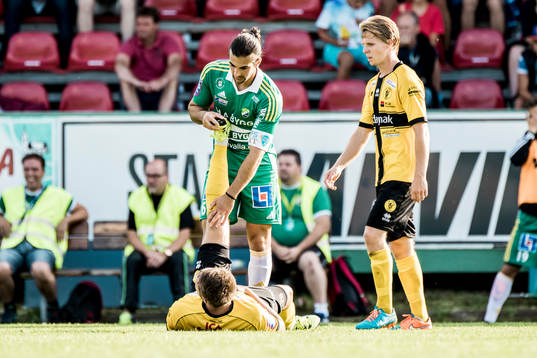 Ljungskiles Allan Mohideen  hjälper Frej Täbys Smajl