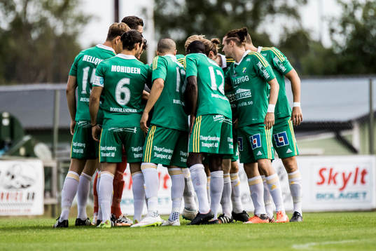 Ljungskiles spelare samlas på planen innan avspark och