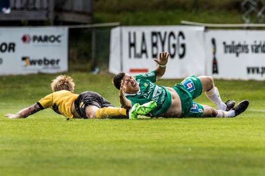 Ljungskiles Hannes Stiller blir tacklad i straffområdet