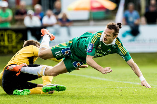 Ljungskiles Jonas Lindberg blir tacklad