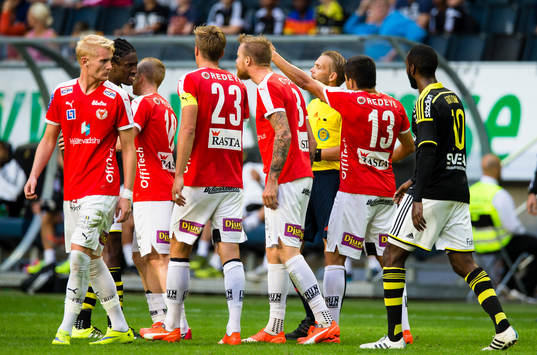 s Dickson Etuhu diskuterar med Kalmars Marcus Nilsson