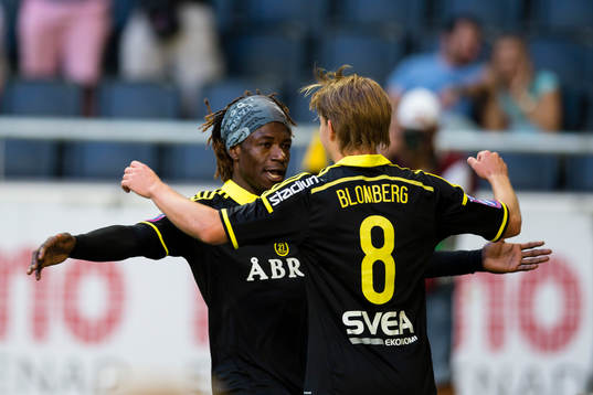 s Johan Blomberg (h) gör 1-0 och gratuleras av Mohamed