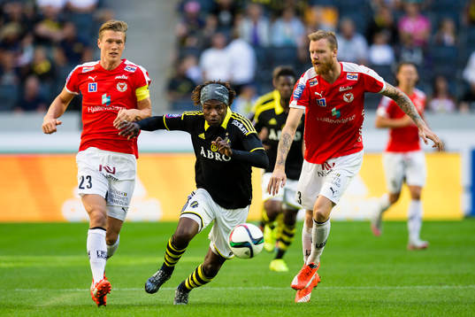 s Mohamed Bangura jagas av Kalmars Viktor Elm (v) och
