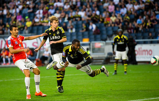 s Henok Goitom med en nick framför Kalmars mål