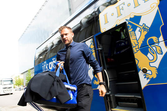 IFK Göteborgs målvakt John Alvbåge går av bussen