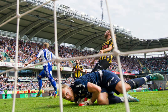 Häckens målvakt Peter Abrahamsson deppar