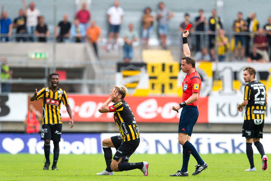Häckens Jasmin Sudic får rött kort av domare Andreas