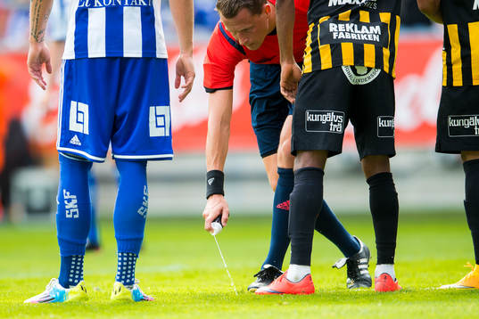 Domare Andreas Ekberg sprayar frisparkslinje