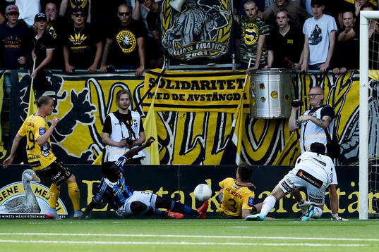 Djurgårdens Sam Johnson skjuter i stolpen