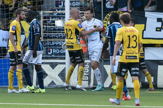 Elfsborgs målvakt Kevin Stuhr Ellegaard jublar