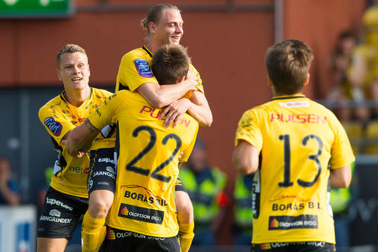 Elfsborgs Viktor Prodell (rygg mot kameran) kramas om av