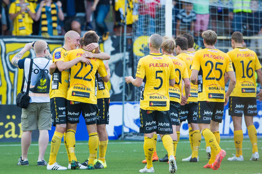 Elfsborgs Viktor Prodell (rygg mot kameran) kramas om av