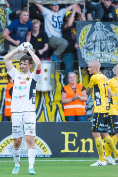 Elfsborgs målvakt Kevin Stuhr Ellegaard tackar publiken