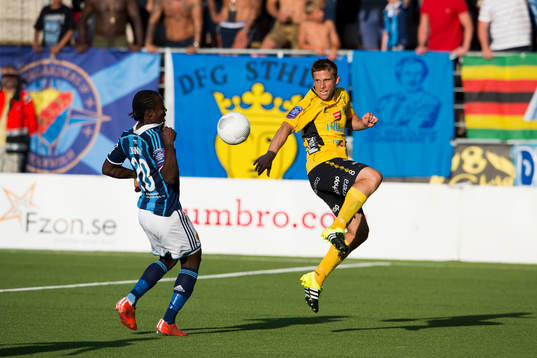 Elfsborgs Anders Svensson tar ner bollen framför