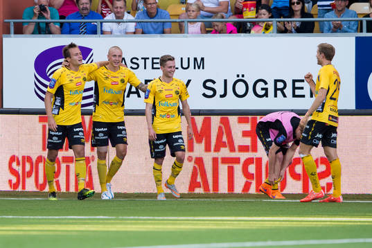 Elfsborgs Viktor Prodell har gjort 2-0 och jublar ihop med