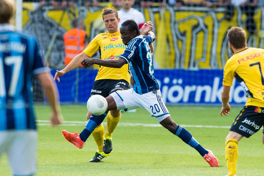 Kamp mellan Djurgårdens Sam Johnson och Elfsborgs Anders