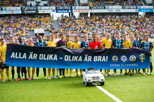 Elfsborgs och Djurgårdens spelare samt domarna bakom