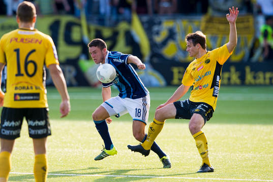 Djurgårdens Kerim Mrabti och Elfsborgs Henning Hauger