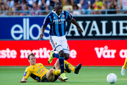 Djurgårdens Nyasha Mushekwi tar sig förbi Elfsborgs