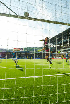 Djurgårdens målvakt Kenneth Høie tippar bollen över