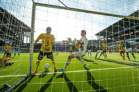 Elfsborgs målvakt Kevin Stuhr Ellegaard och Adam Lundqvist