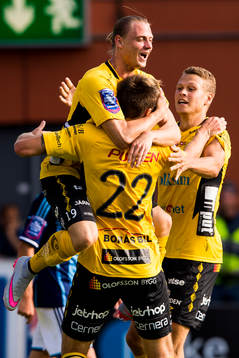 Elfsborgs Viktor Prodell jublar ihop med Simon Hedlund och