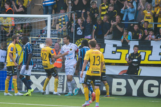 Elfsborgs målvakt Kevin Stuhr Ellegaard räddar en straff