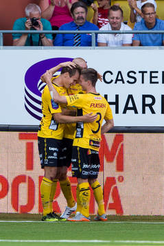Elfsborgs Viktor Prodell (v) klappas om