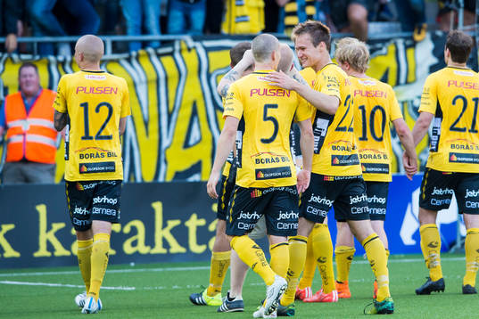 Elfsborgs två målsskytt Viktor Prodell klappar om