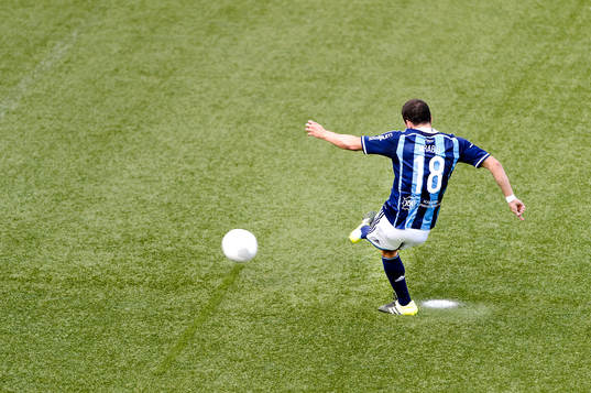 Djurgårdens Kerim Mrabti missar en straff