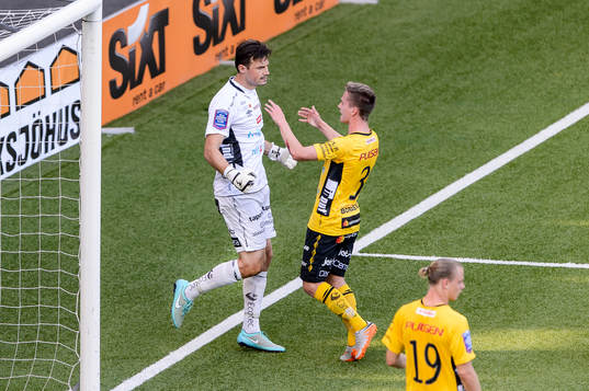 Elfsborgs målvakt Kevin Stuhr Ellegaard räddar en straff