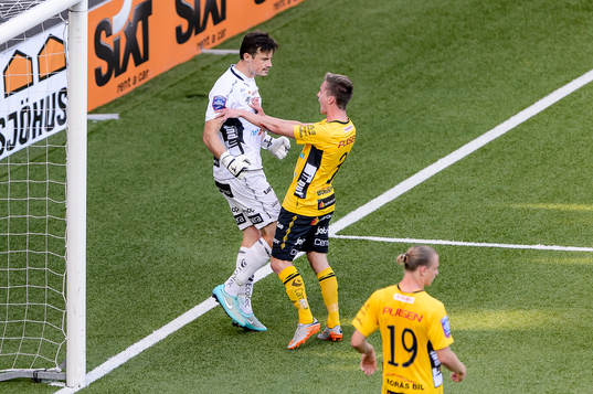 Elfsborgs målvakt Kevin Stuhr Ellegaard räddar en straff