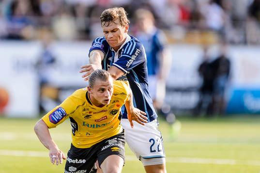 Djurgårdens Jesper Karlström knuffar Elfsborgs Simon