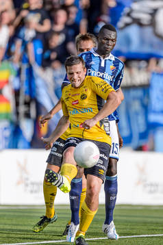 Elfsborgs Anders Svensson och Djurgårdens Omar Colley