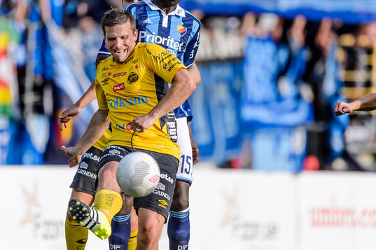 Elfsborgs Anders Svensson och Djurgårdens Omar Colley