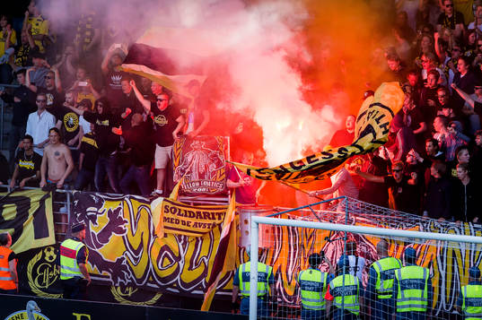 Elfsborgs supportrar kastar in bengaler