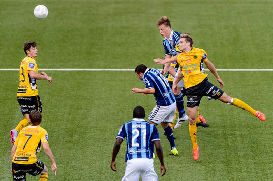 Djurgårdens Emil Bergström nickar