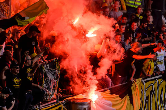 Elfsborgs supportrar tänder bangaler