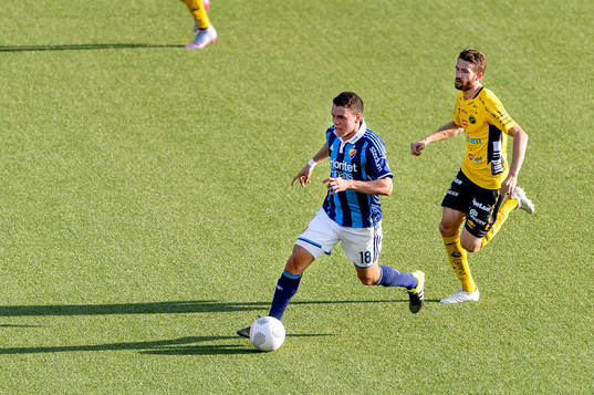 Djurgårdens Kerim Mrabti jagas av Elfsborgs Marcus Rohdén