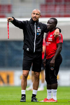 Manager Henrik Larsson och Emmanuel Boateng