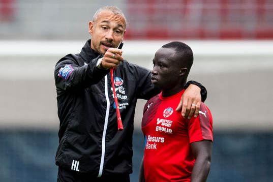Manager Henrik Larsson och Emmanuel Boateng