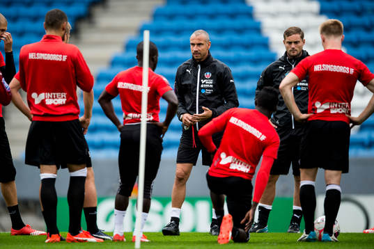 Manager Henrik Larsson har samling med spelarna