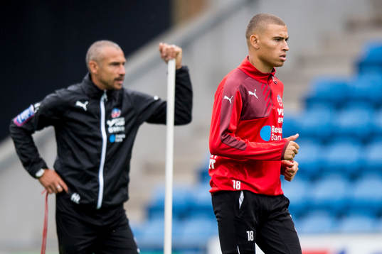 Jordan Larsson och i bakgrunden manager Henrik Larsson