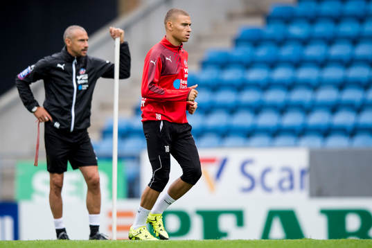 Jordan Larsson och i bakgrunden manager Henrik Larsson