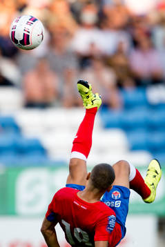Helsingborgs Jordan Larsson försöker köra bicikleto