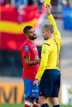 Helsingborgs Victor Palsson får gul kort av domaren Glenn