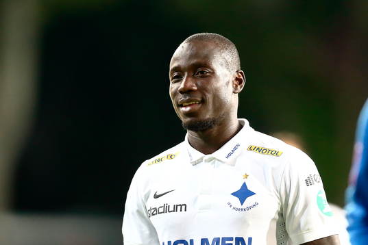 Norrköpings Alhaji Kamara ser glad ut