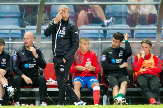 Helsingborgs manager Henrik Larsson gestikulerar